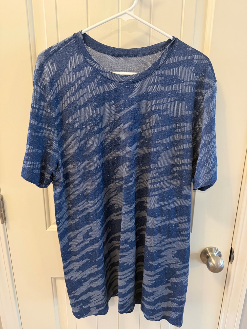 Lululemon Men's Blue Patterned Short-Sleeve Crew Neck Shirt XL